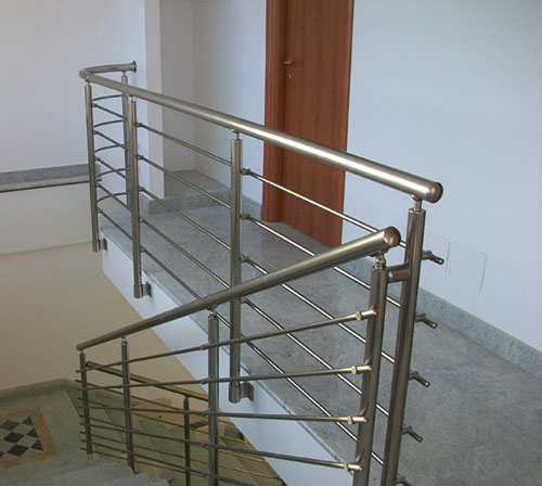 Porte battantes en verre à charnières