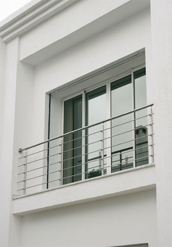 Porte battante en verre à charnières 