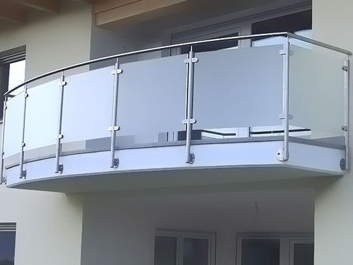Porte coulissante sur rail à barre